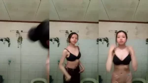 Gadis Tocil Natsya Mandi Part 1