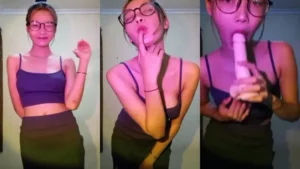 Toket Bulet Tanktop Colmek Sambil Sepong Dildo