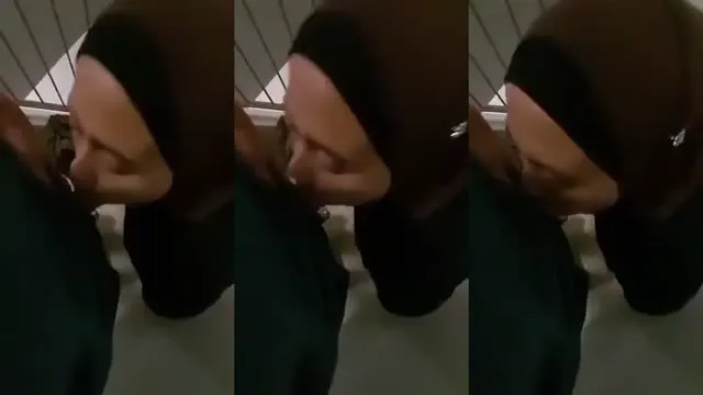 Hijab Cantik Nyepong Diatas Tangga